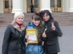 Слева направо: Крылова Н.В., учитель музыки, Рудко Дарья, учащаяся 7 "Б" класса, мама Рудко Дарьи